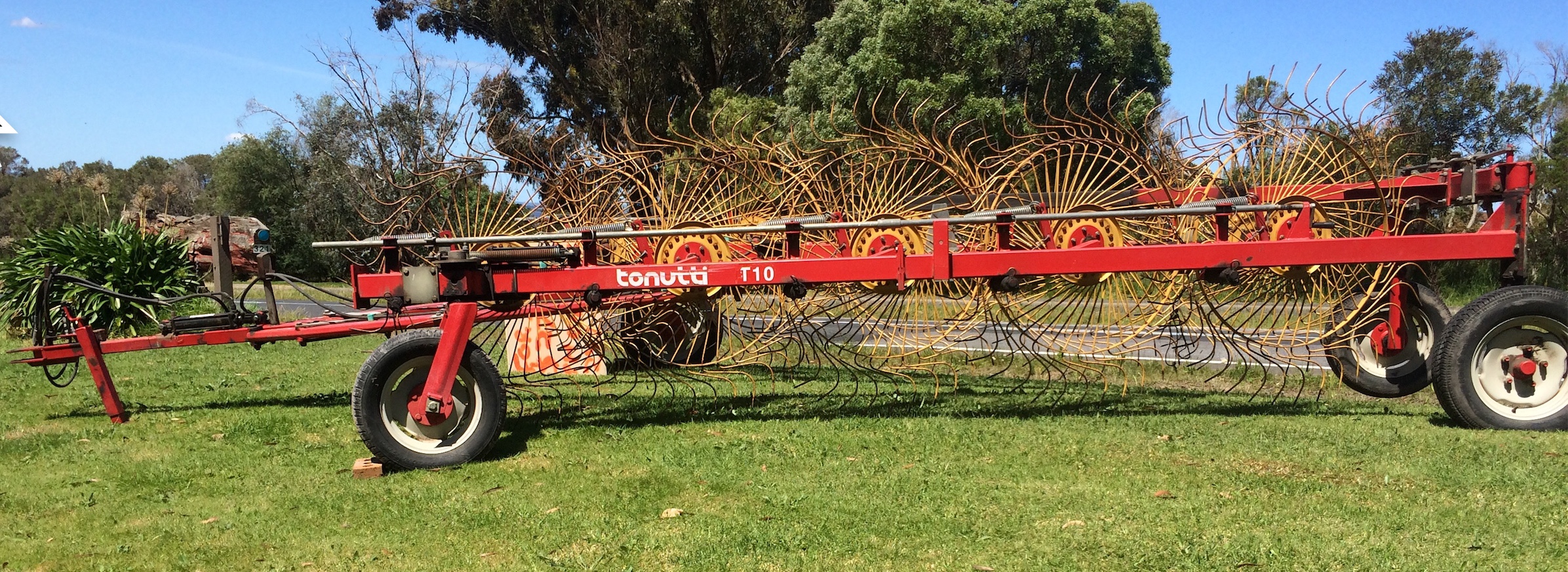 TONUTTI T10 JUMBO HAY V RAKE FOR SALE Machinery & Equipment